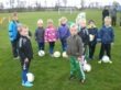 Så er børnene klar til at få instrukser om, hvad de skal træne med fodbolden.